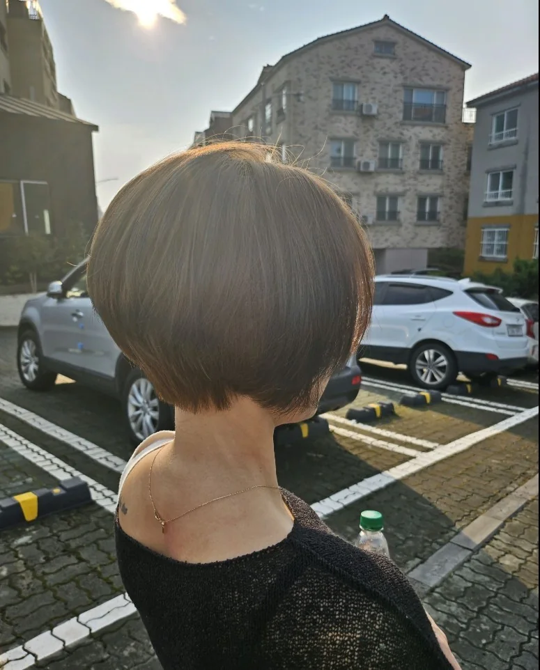 정교한 실루엣의 숏 헤어